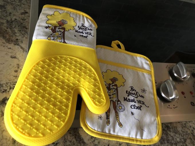 https://africanamericanblackgifts.com/cdn/shop/products/be-your-own-inspHER-ation-oven-mitt_4b60ff9e-11f1-4da9-a3f5-1a92bf1903ee_345x345@2x.jpg?v=1606789421